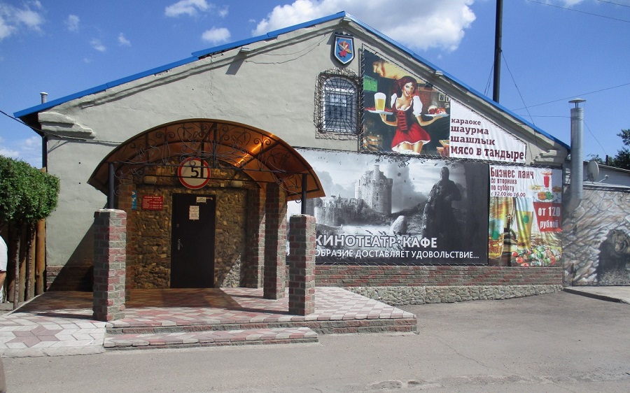 Кафе-кинотеатр с сауной, караоке и мангальной комнатой продают в Горняке