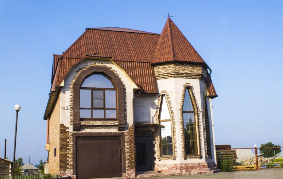 Дом - средневековый замок продают в Камне-на-Оби