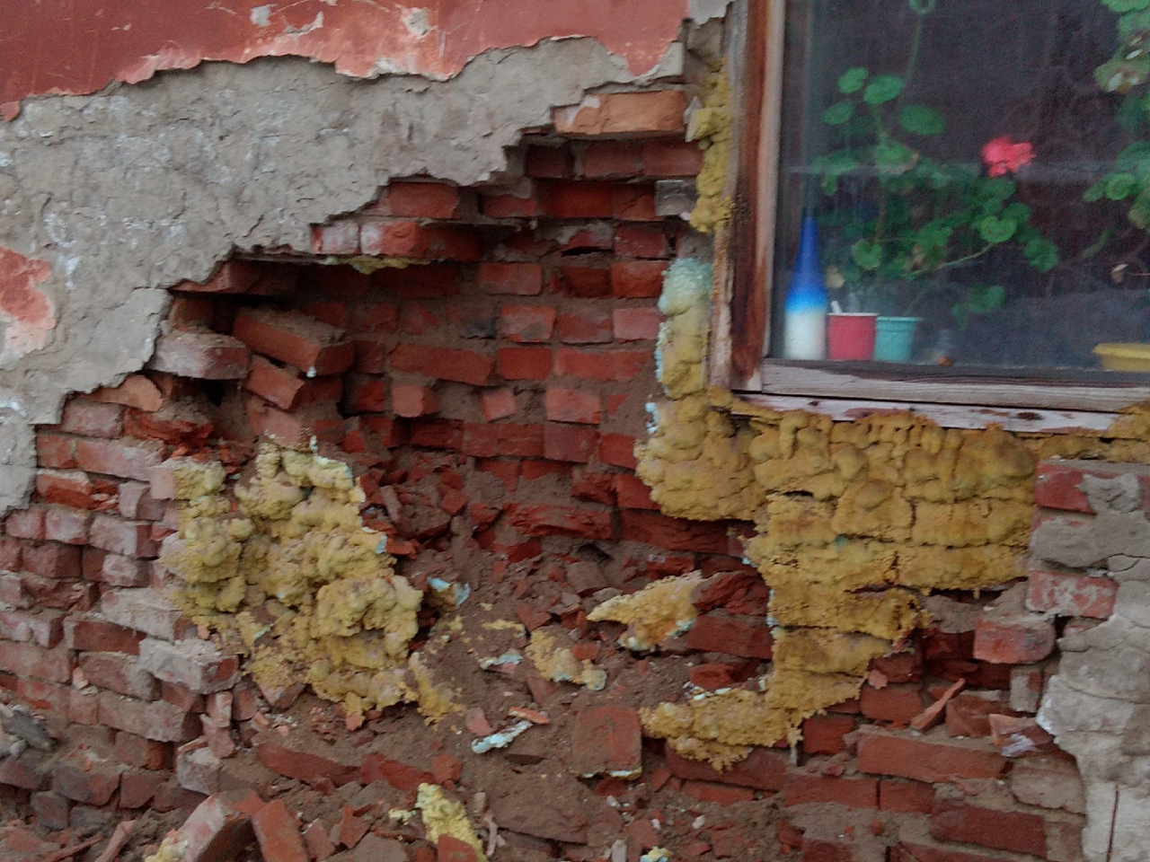 Стена аварийного дома осыпалась в Барнауле