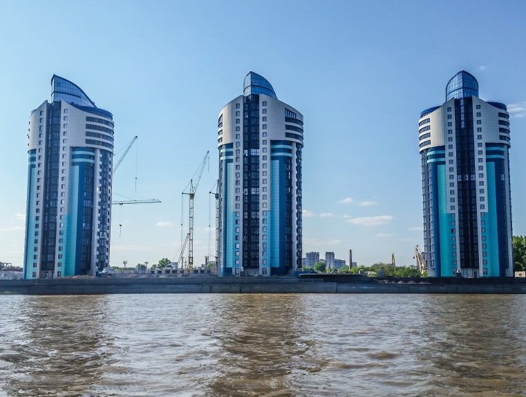 Из-за дефицита квартиры в "небоскребах" Барнаула стоят по 200 тыс. руб. за квадрат