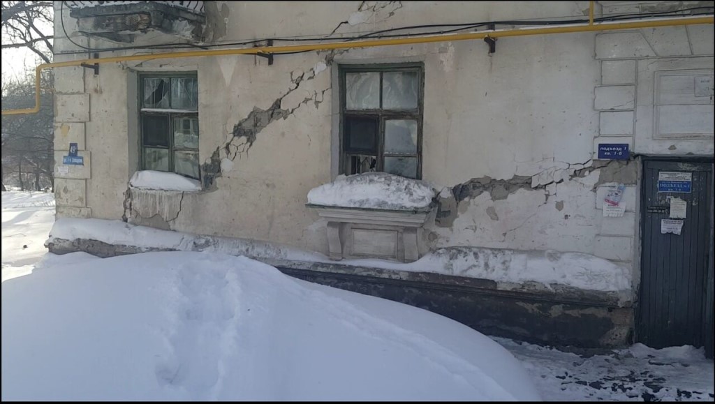 Последние жильцы покинули разрушающийся аварийный дом в Барнауле