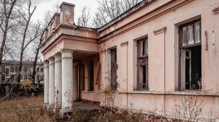 Заброшенное здание в Барнауле продают за 1 рубль