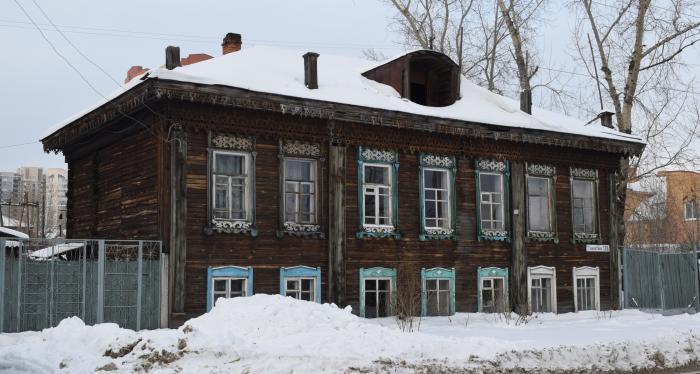 15 аварийных домов планируют расселить в Барнауле