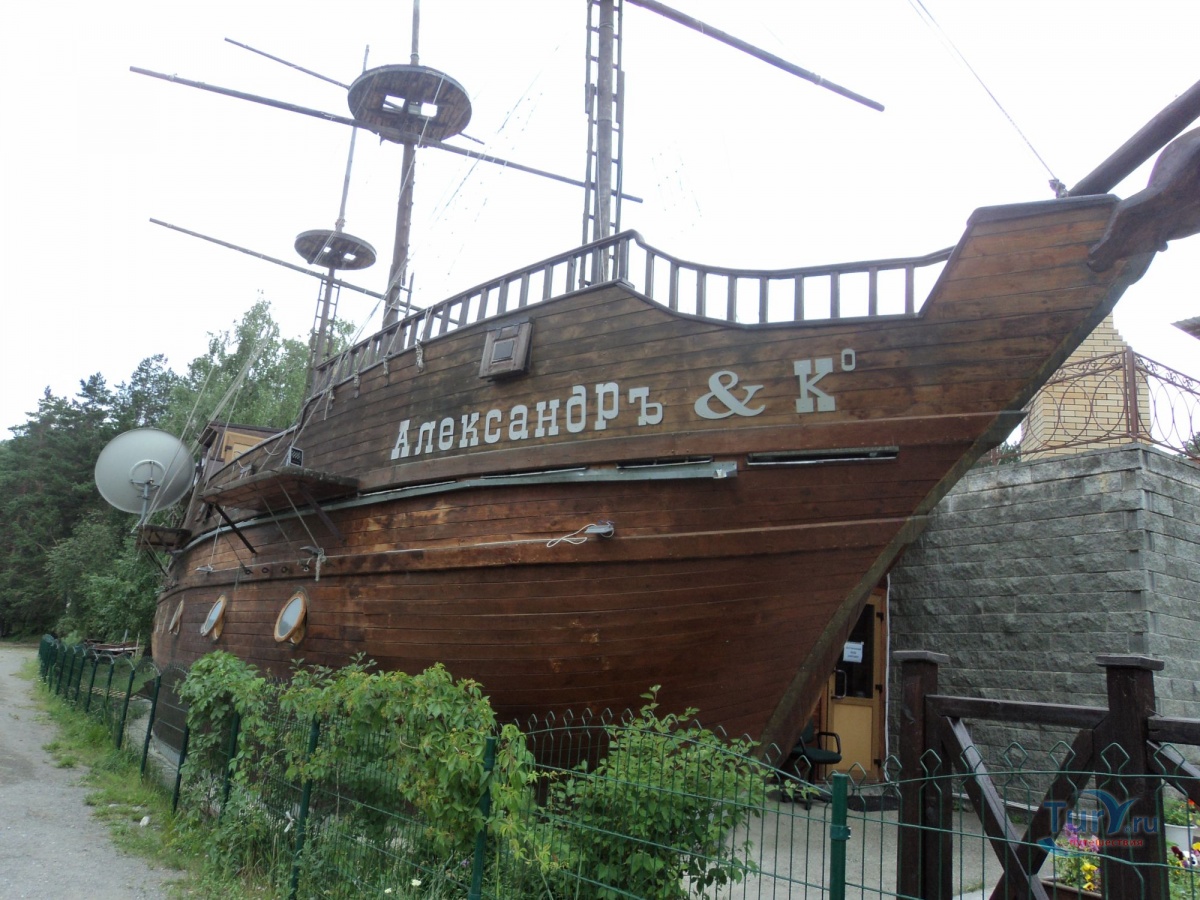 Гостиницу-корабль продают в Алтайском крае за 50 млн рублей