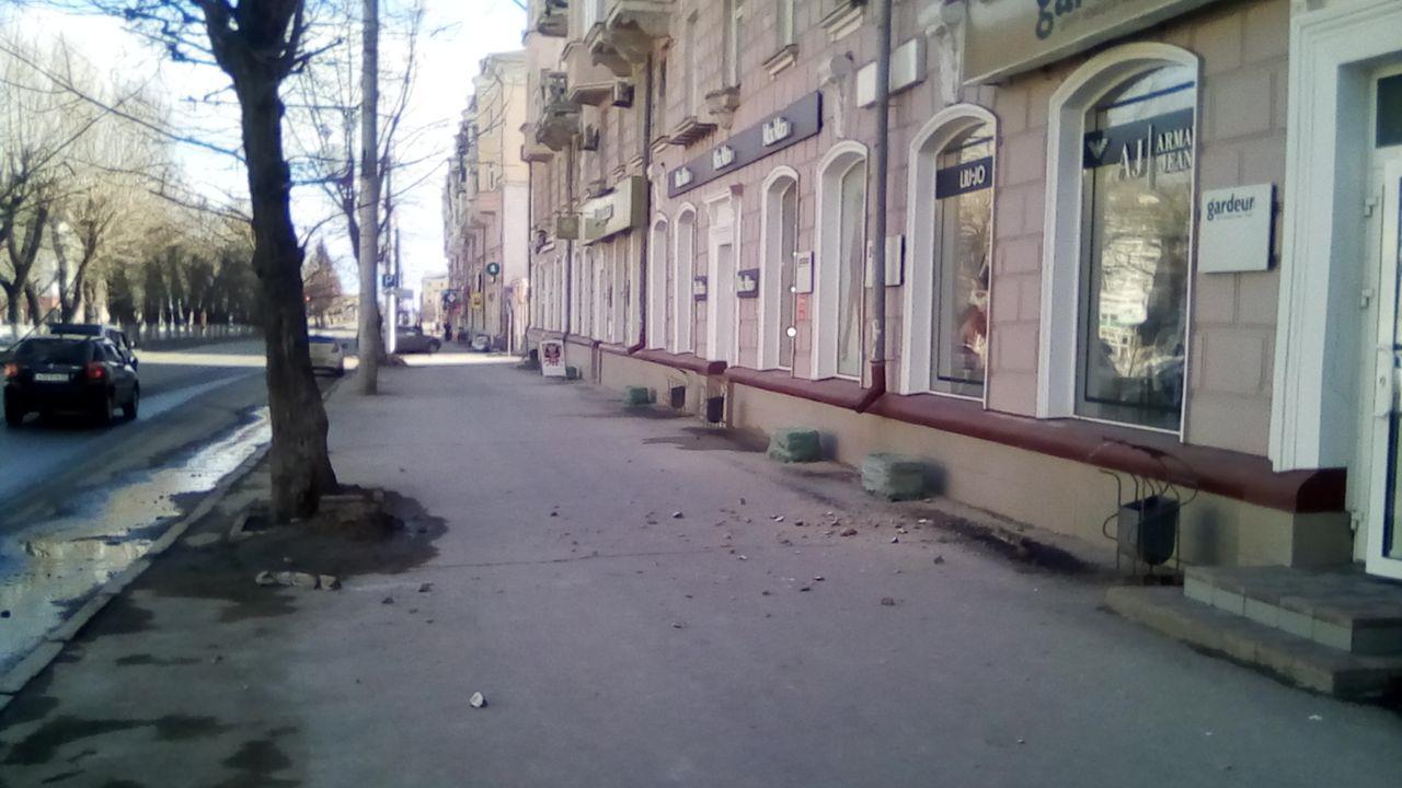Фасад жилого дома начал рушиться в центре Барнаула