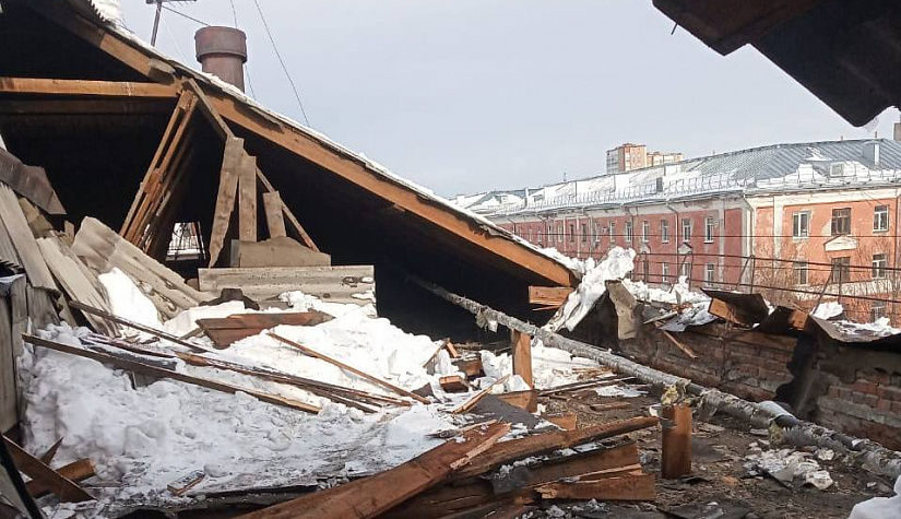 Крыша жилой пятиэтажки обрушилась в Барнауле