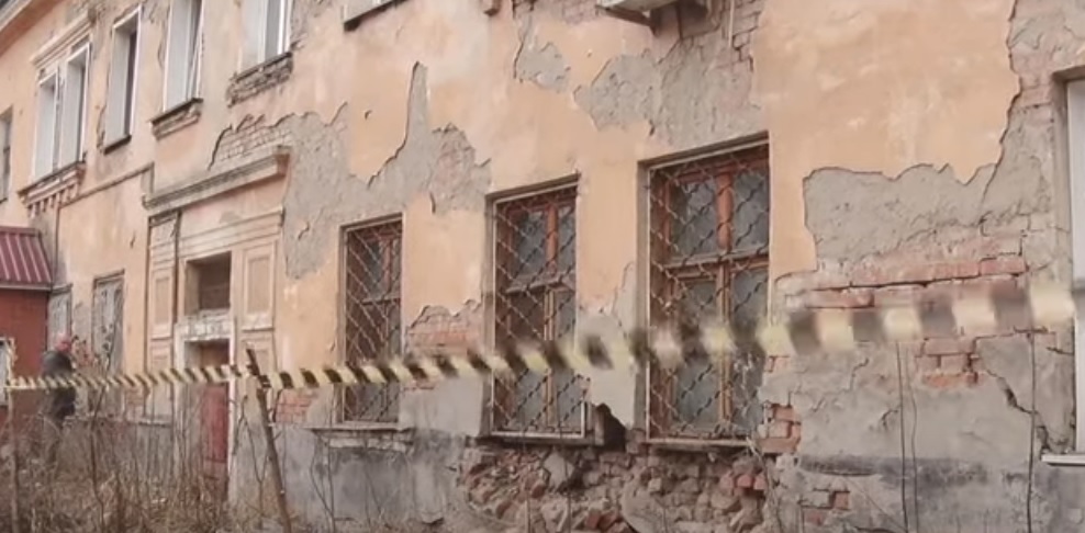 В Рубцовске обрушилась стена дома, который собирались расселить в 2023 году