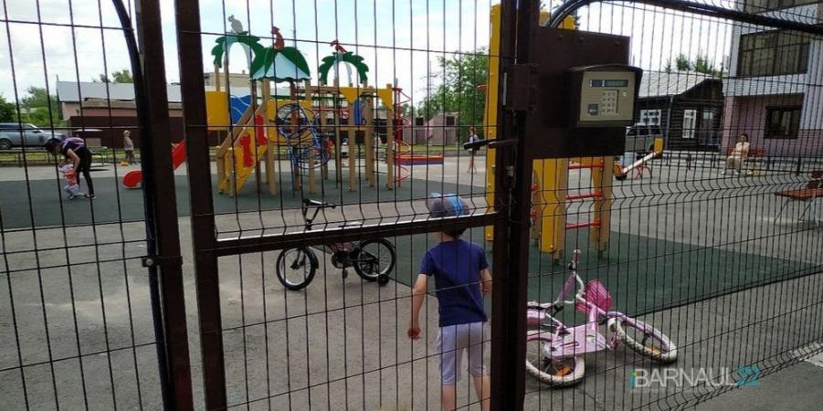 Жильцы барнаульской новостройки незаконно захватили детскую площадку