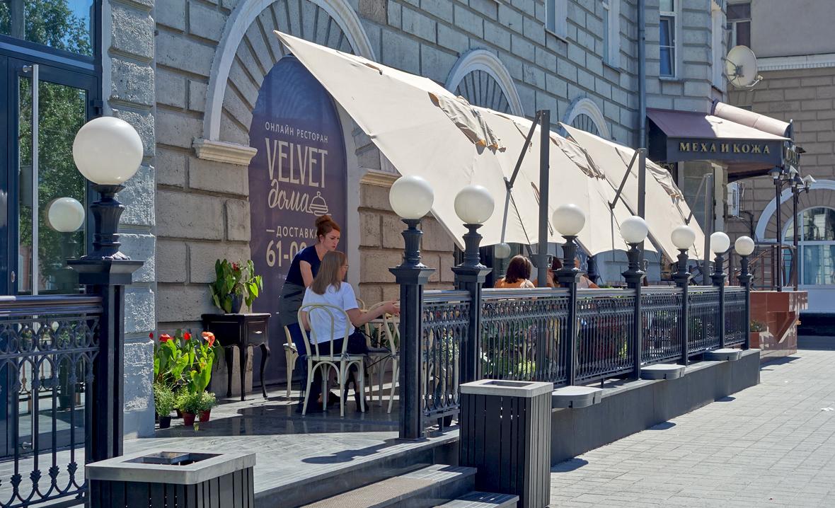 На крышах и отмостках: в Барнауле массово разворачивают летние кафе