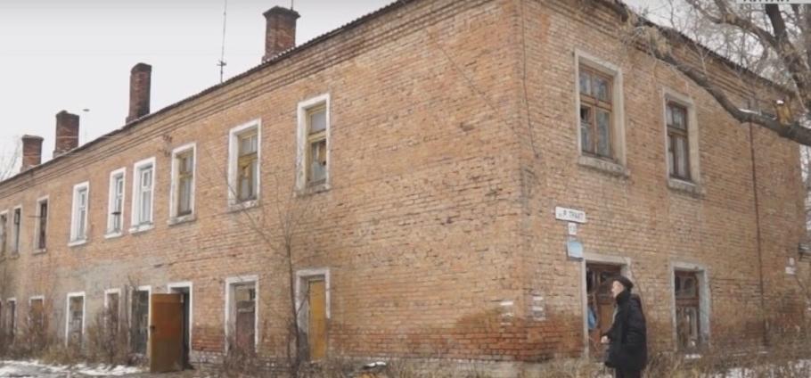 В Рубцовске семья 10 лет живет в аварийном доме без воды, отопления и канализации
