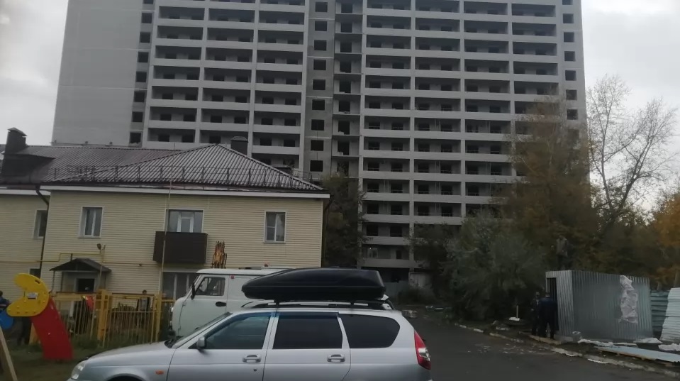 17-этажка в Барнауле оставила многодетную семью без солнечного света