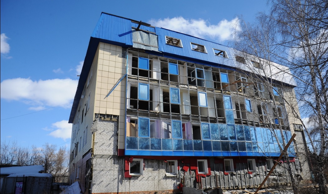 В Барнауле сносят скандально известный офисный центр