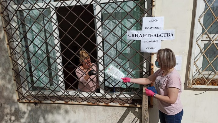 Молодым семьям в Бийске через решетку выдали свидетельства на жилье
