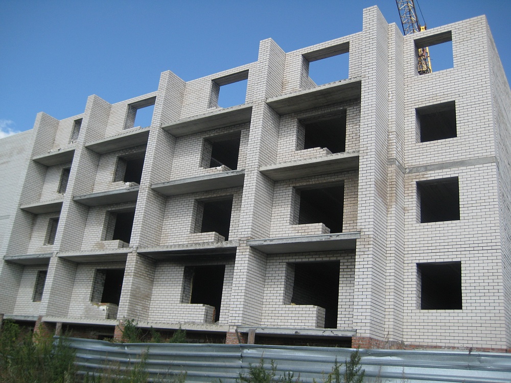 Строительство 18 многоквартирных домов приостановили на Алтае
