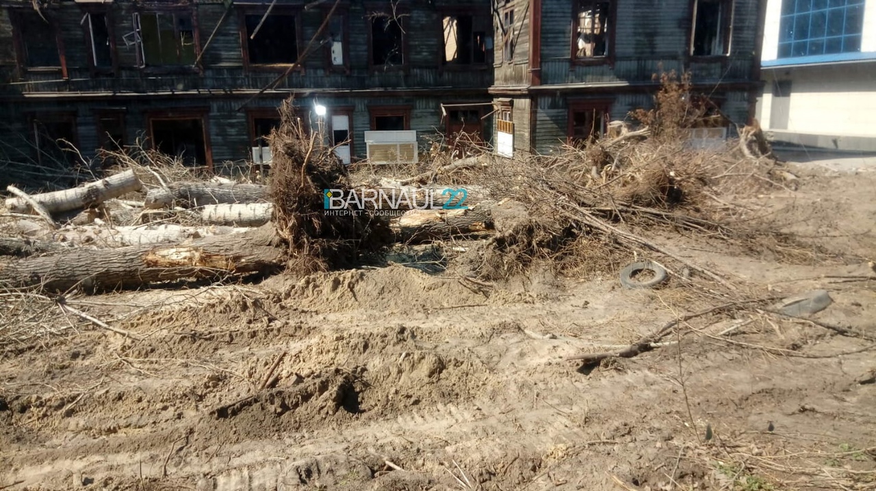 Застройщик в Барнауле сносит не расселенный дом