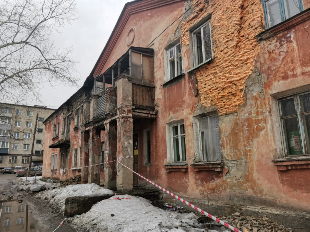 Жильцов еще одной разрушающейся двухэтажки эвакуировали в Барнауле