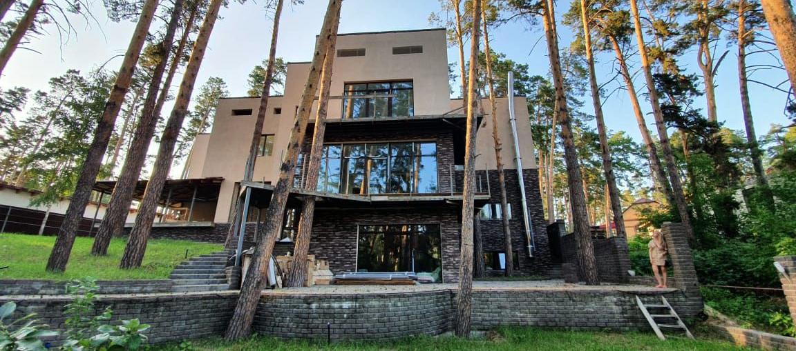 8 санузлов и 2 бассейна: самый дорогой коттедж в Барнауле продают за 77 млн рублей