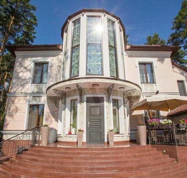 Самый дорогой коттедж в Барнауле выставили на продажу за 115 млн рублей