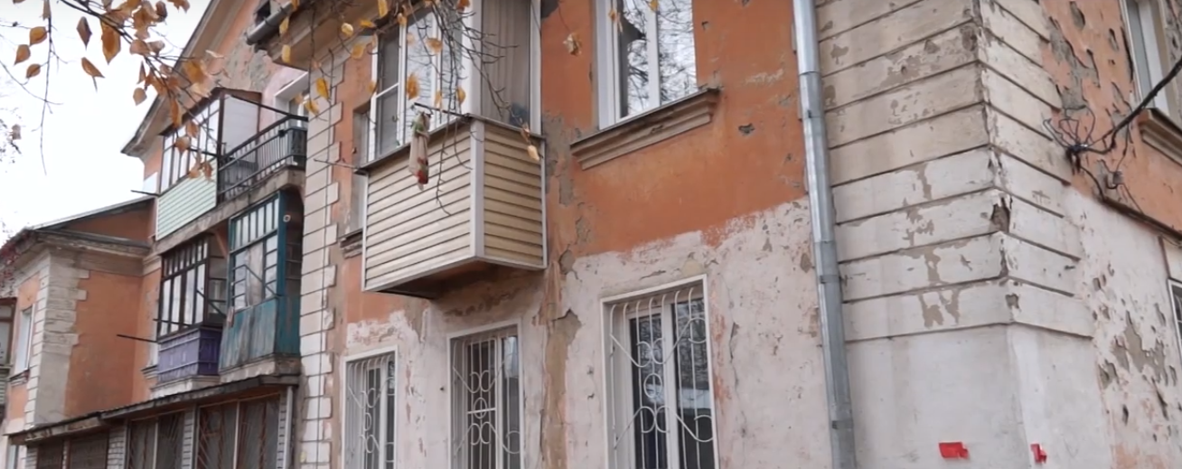 Рабочий во время ремонта кровли провалился в квартиру одного из домов в Рубцовске