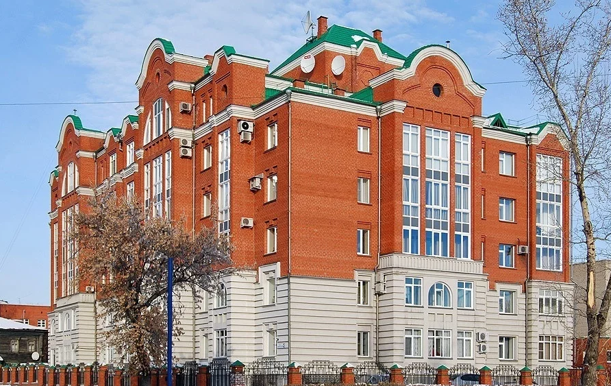 В подвале элитного дома в центре Барнаула продают дорогую квартиру