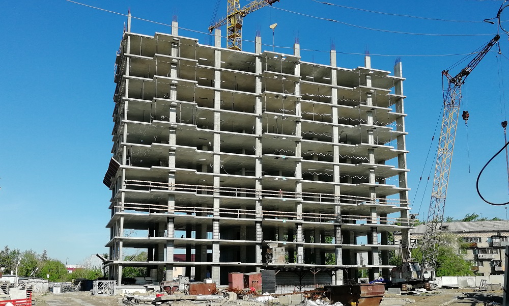 Строительство крупного жилого комплекса приостановили в Барнауле