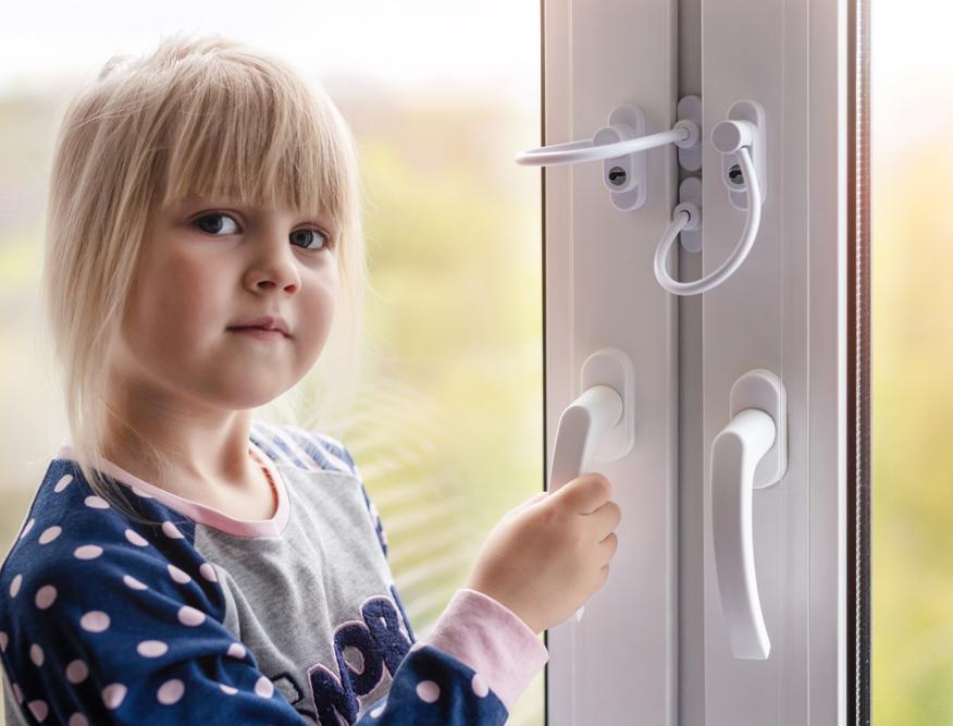 Застройщиков обяжут ставить ограничители для детей на окнах в новых квартирах