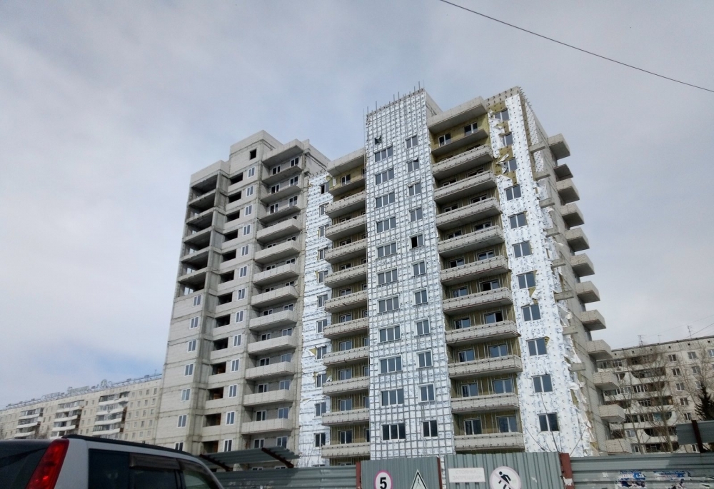 На площадке 14-этажного жилого долгостроя в Барнауле погиб человек