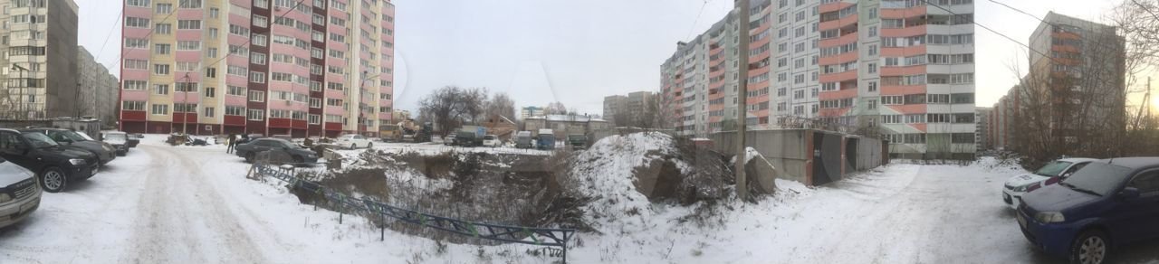 Участок под жилую высотку с котлованом выставили на продажу в Барнауле