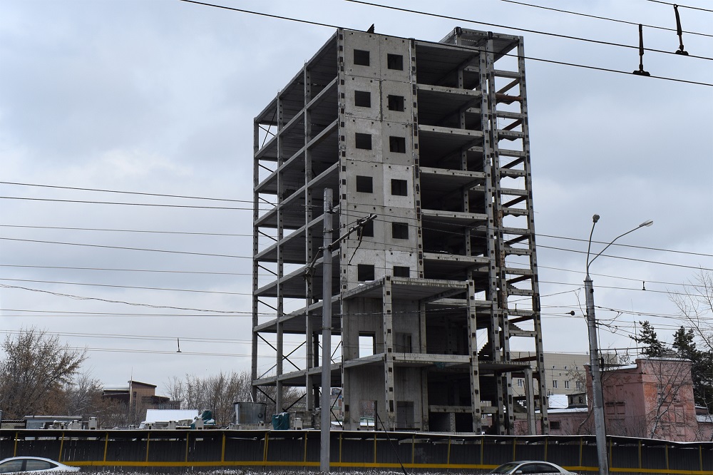 В Барнауле разморозят и завершат 20-летний 9-этажный недострой
