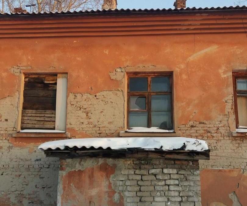 Мэрия Барнаула срочно расселяет жильцов разрушающегося дома