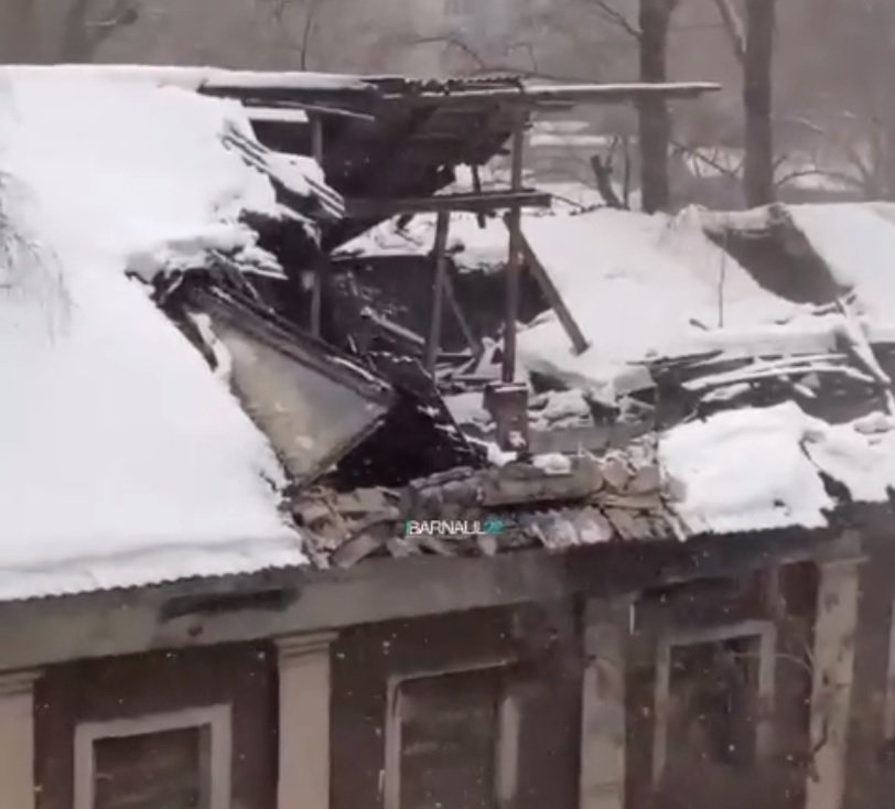 Обрушившийся аварийный дом в центре Барнаула повредил припаркованные машины