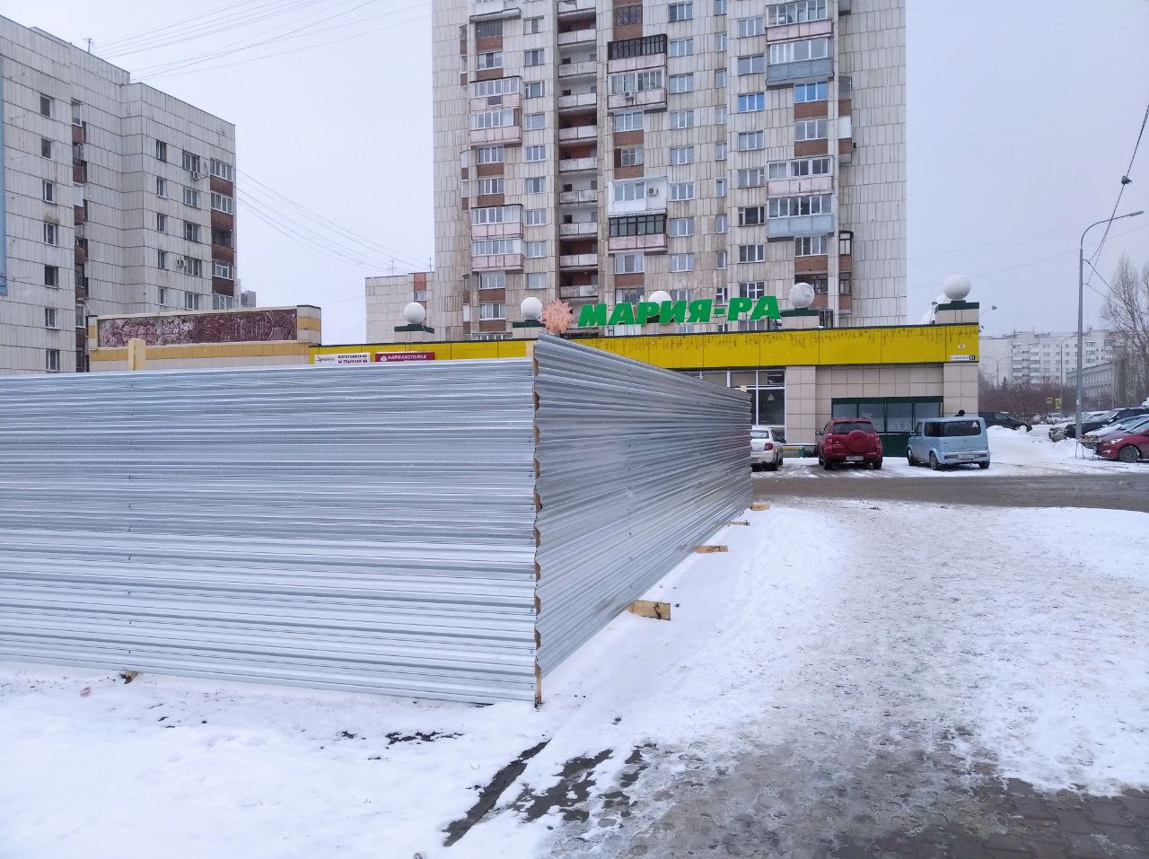 В центре Барнаула на месте газона и клумбы построят магазин