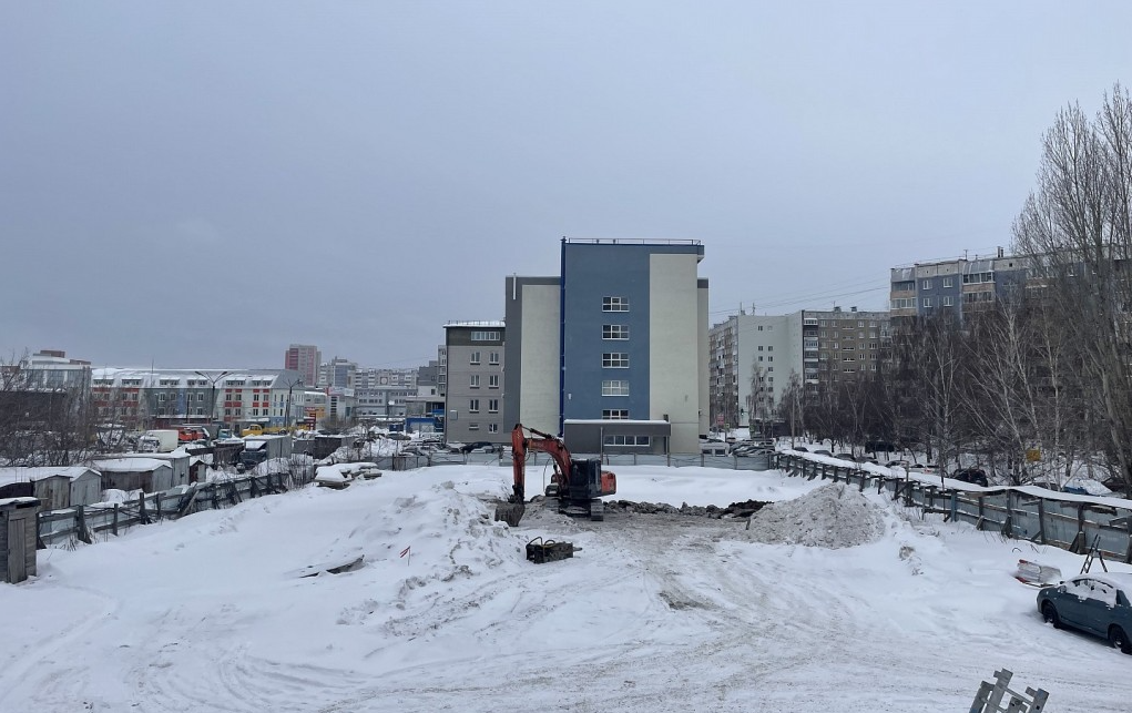 У оврага в Барнауле начали строить высотку с "неземным" двором