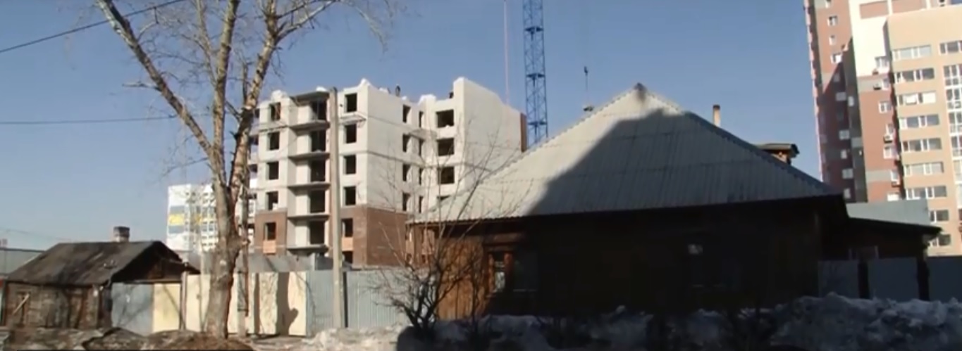 Барнаульский застройщик угрожает местной жительнице распилить дом