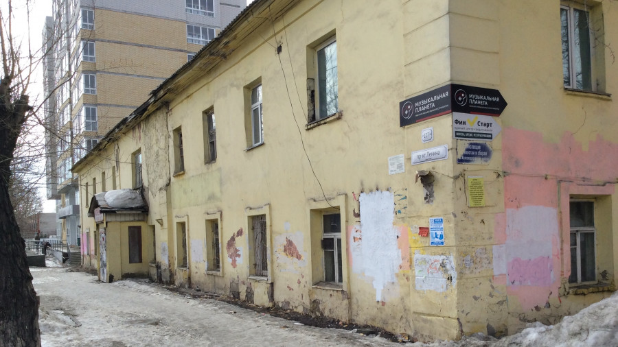 Землю, пригодную для жилых 25-этажек, расчищают на пр. Ленина в Барнауле