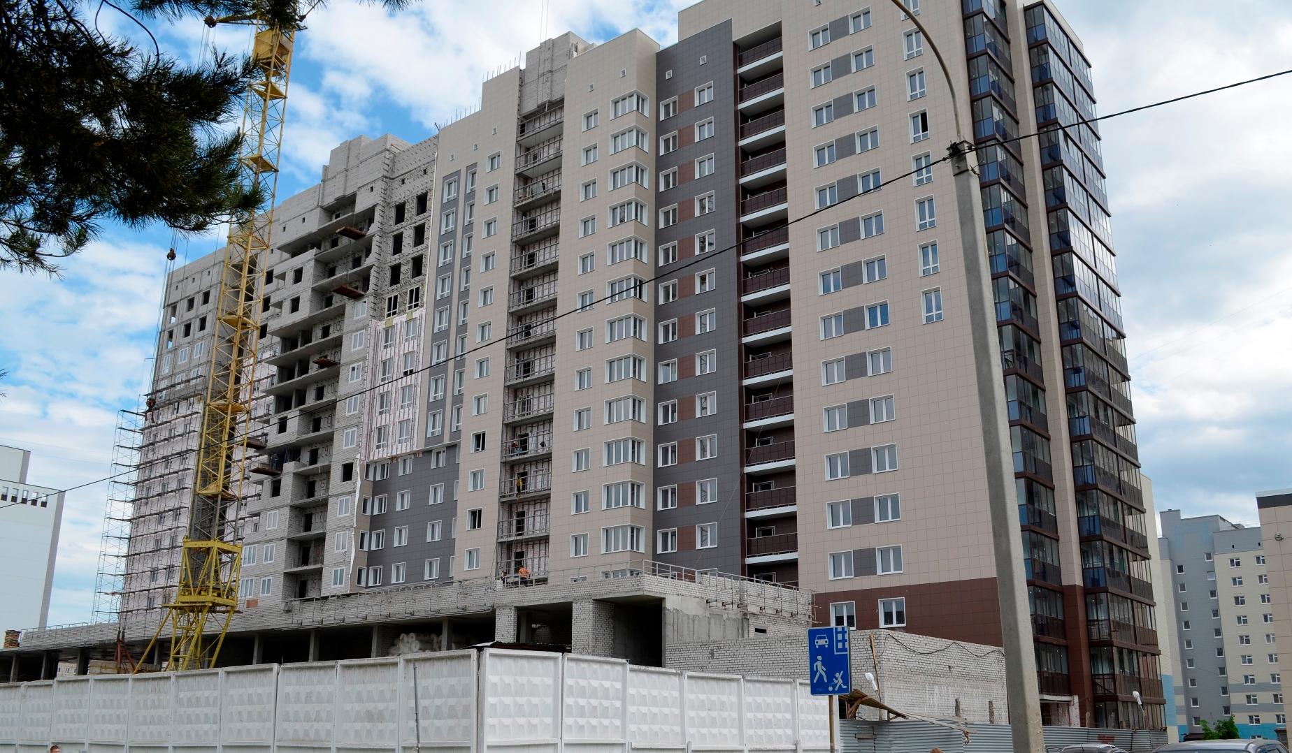 Строительство проблемного многоквартирника в Барнауле снова замедлилось