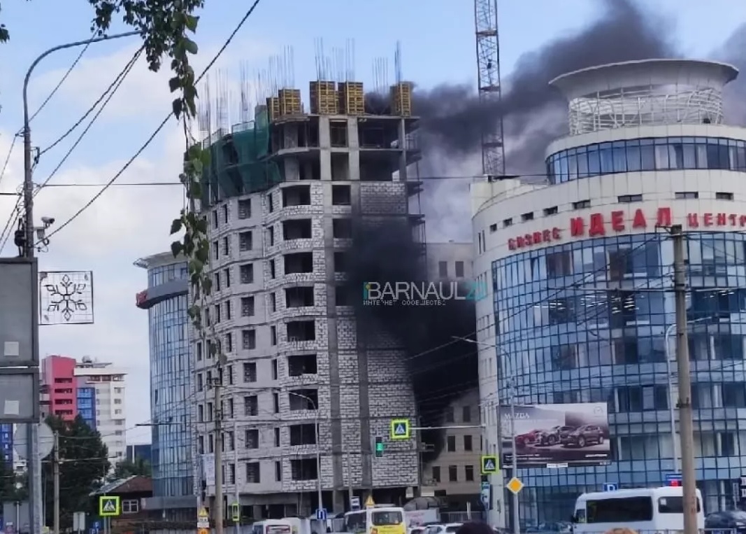 На стройке высотного ЖК в Барнауле случился пожар