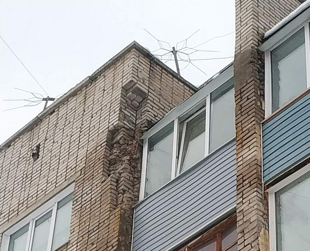В Барнауле начал рушиться фасад недавно сданного дома