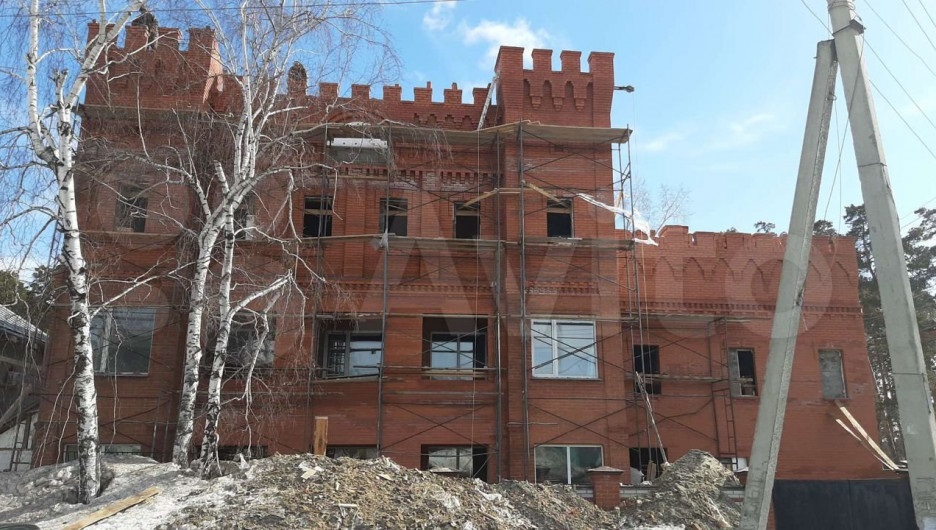 14-комнатный пустой замок выставили на продажу в Барнауле