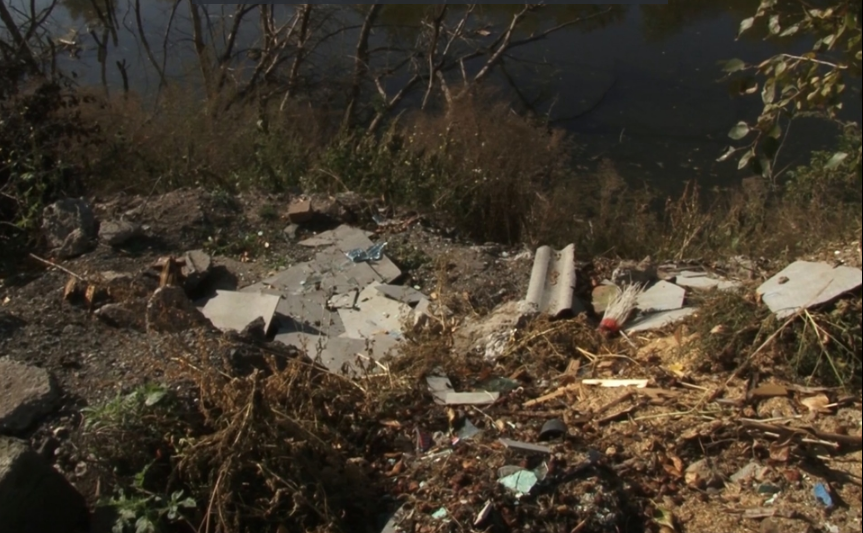 Несколько домов на берегу реки в Заринске оказались под угрозой обрушения