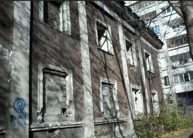 Землю с разрушенным жилым домом рядом с Новым рынком в Барнауле выставят на торги