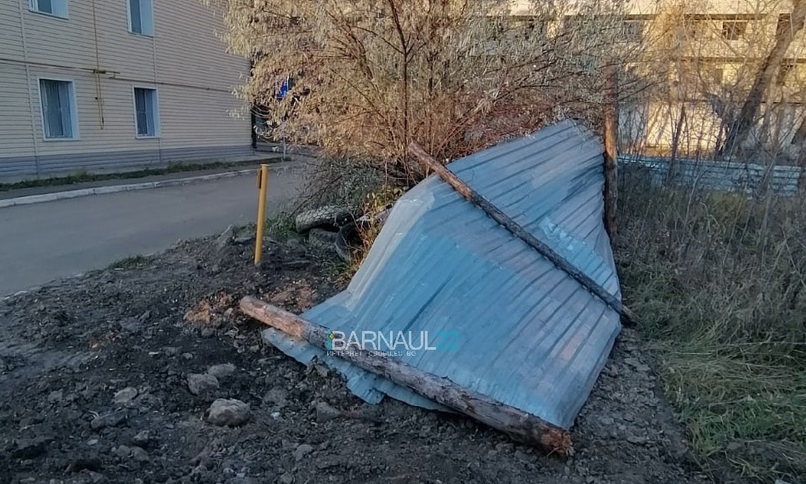 Жильцы дома, окруженного стройками в Барнауле, снова бьют тревогу
