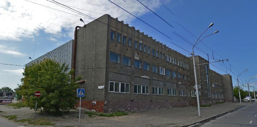 В Барнауле реконструируют советскую офисную трехэтажку