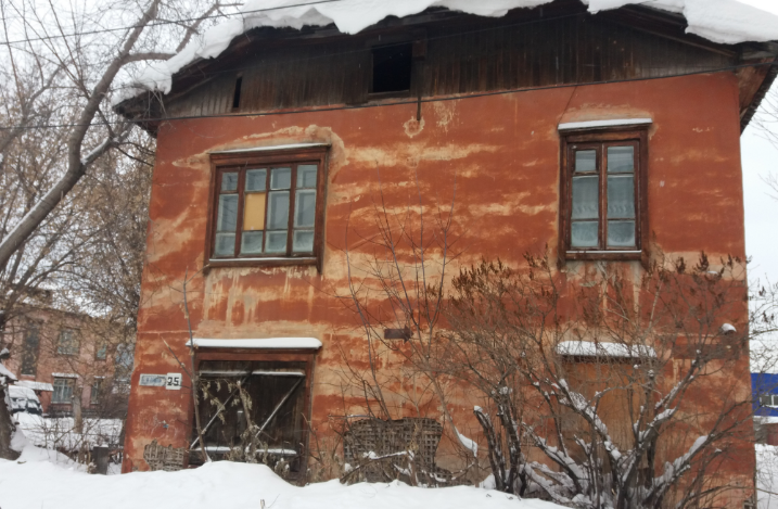 Расселение разрушающегося аварийного дома в Барнауле отсрочили на 10 лет