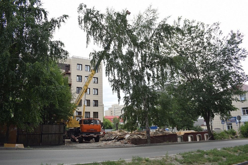 Вместо снесенного 118-летнего дома в центре Барнаула построят офисное здание