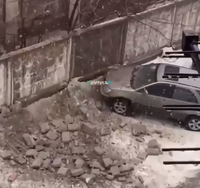 Обрушившийся аварийный дом в центре Барнаула повредил припаркованные машины