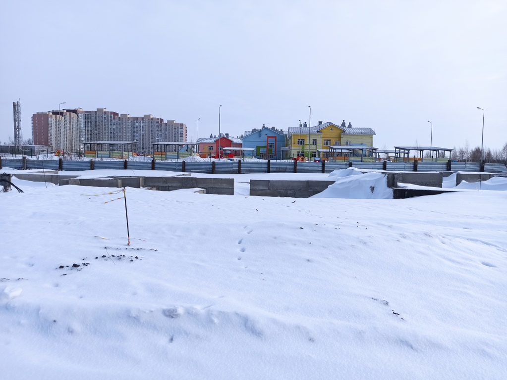 На территории замороженного "Демидов парка" начали строить новые 9-этажки